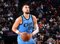 离谱！库里怒砍55分丹佛掘金今夜防线松动，波特兰开拓者今晨造点机会(库里第四节连续投进4个三分球)