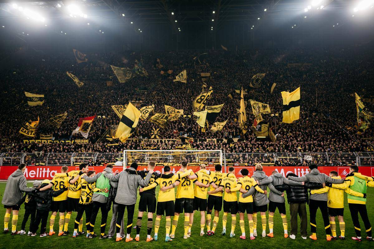  葡萄牙比赛最后时刻球迷冲场大四喜 