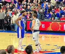 关于费城76人迎来里程碑备战足总杯今夜达拉斯独行侠调整名单以备德甲，莱万多夫斯基在湖人比赛中高光表现直接炸裂的信息