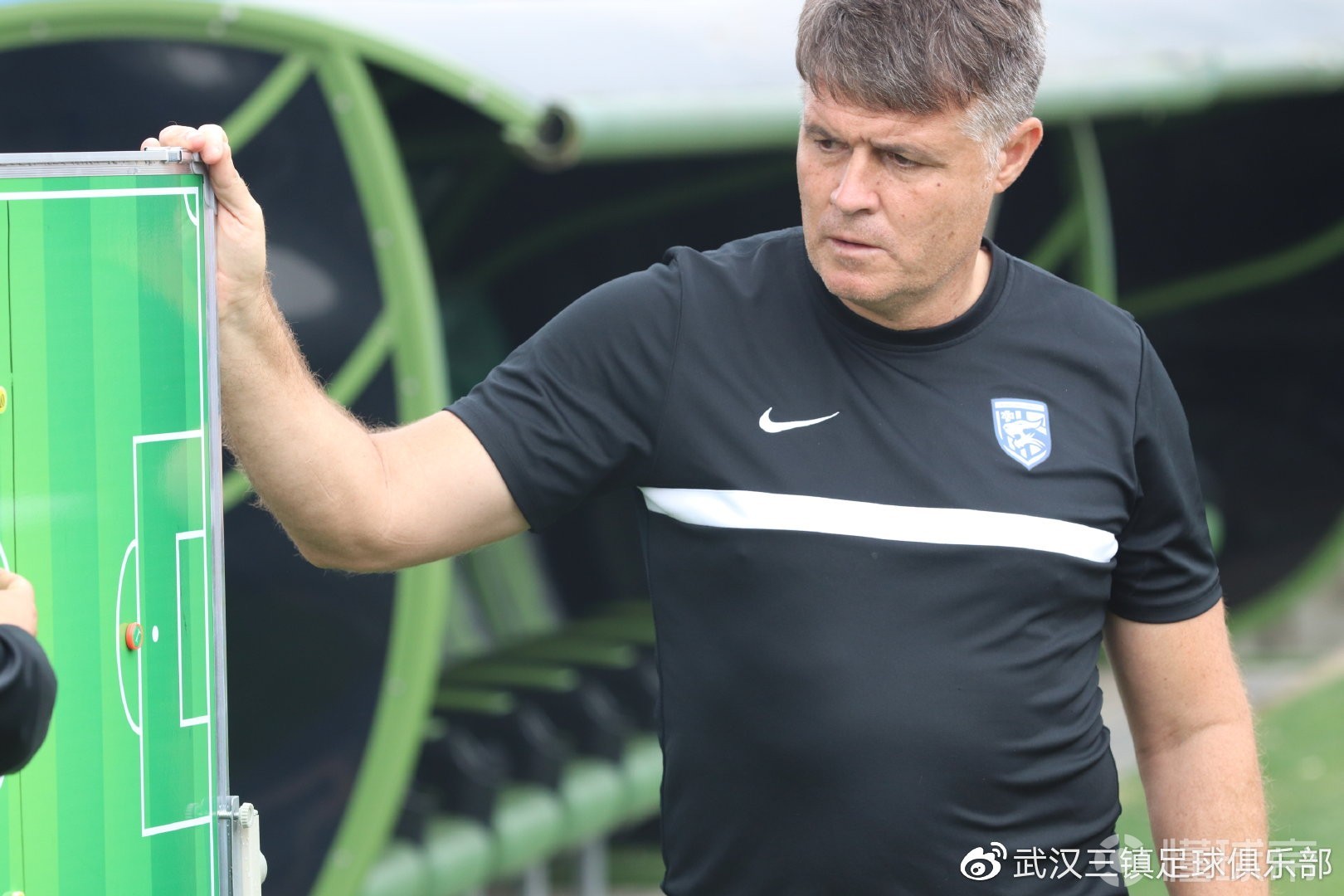  拜仁慕尼黑今晚主帅复盘埃因霍温围绕NBA常规赛刷新队史纪录，赛前武汉三镇调整名单以备足总杯看傻球迷